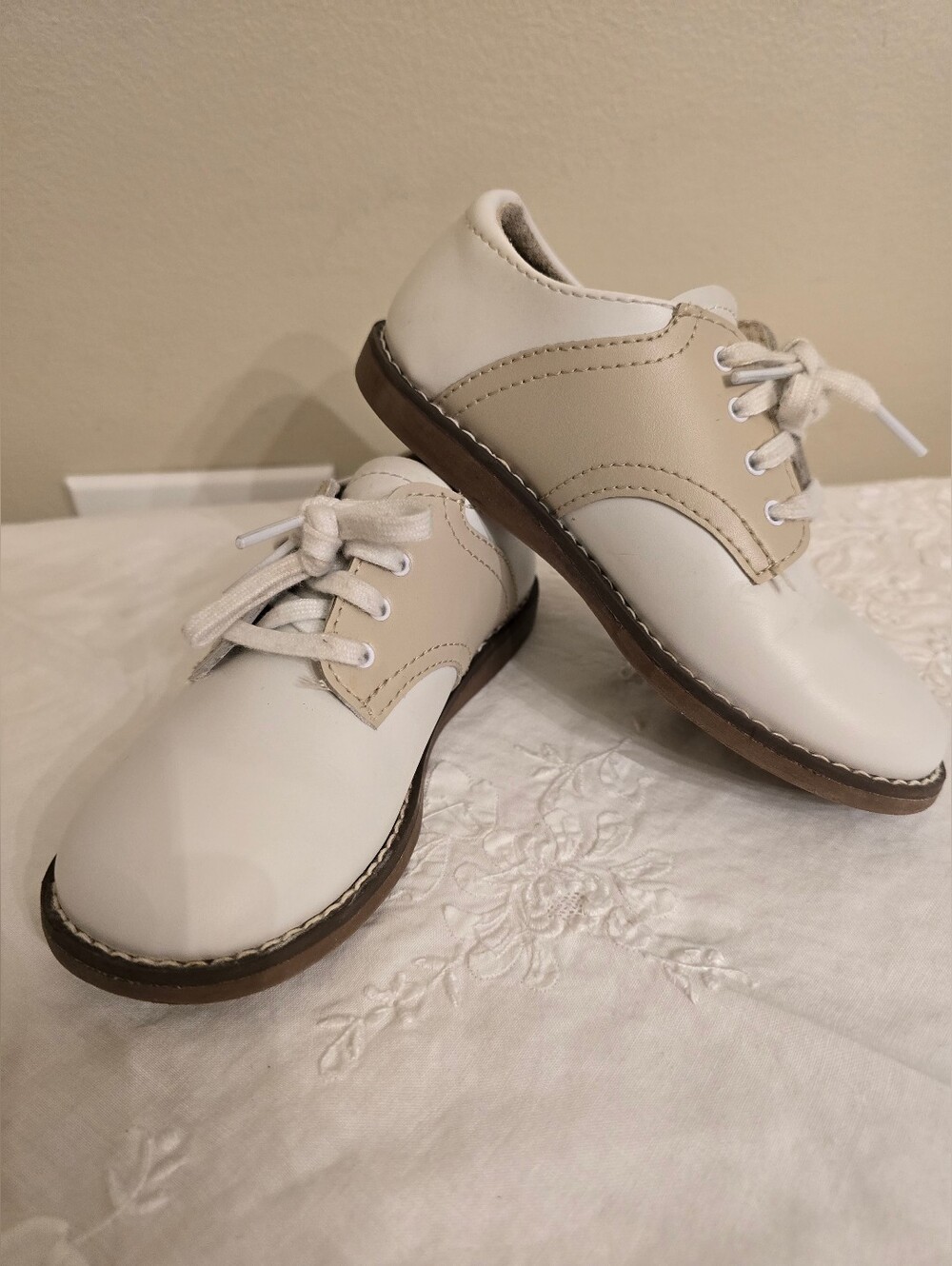 Footmates Two-Tone Oxford Leather Lace-Up Shoes in White and Tan Size 10.5